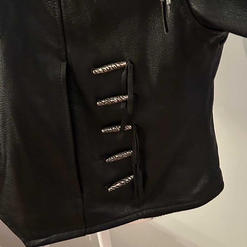 Harley-Davidson Black Leather Jacket with Fringe and Zipper Accents - Picture 4 of 16